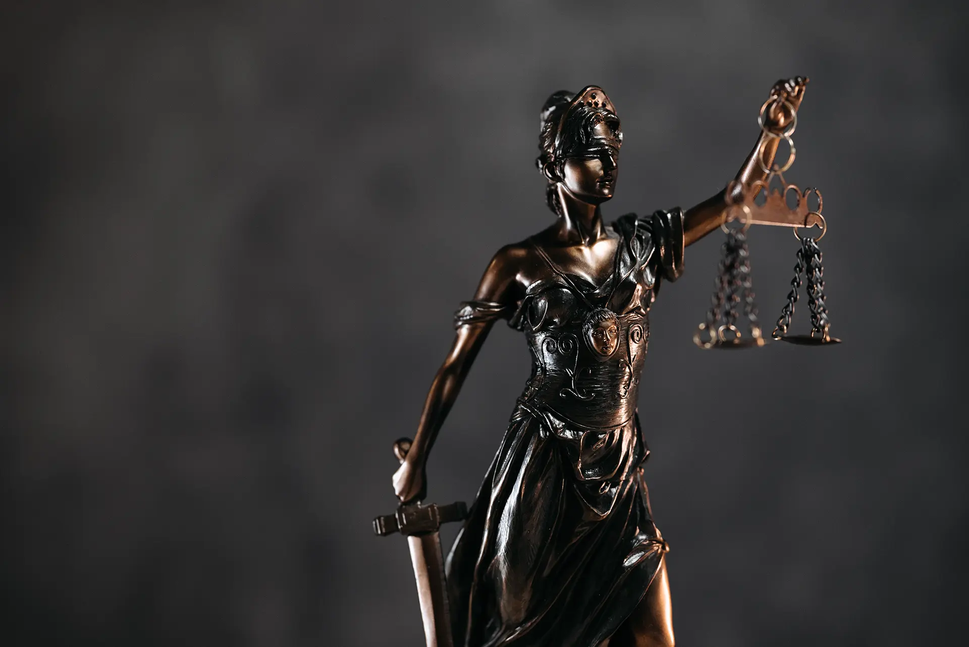 Picture of a Lady Justice statue